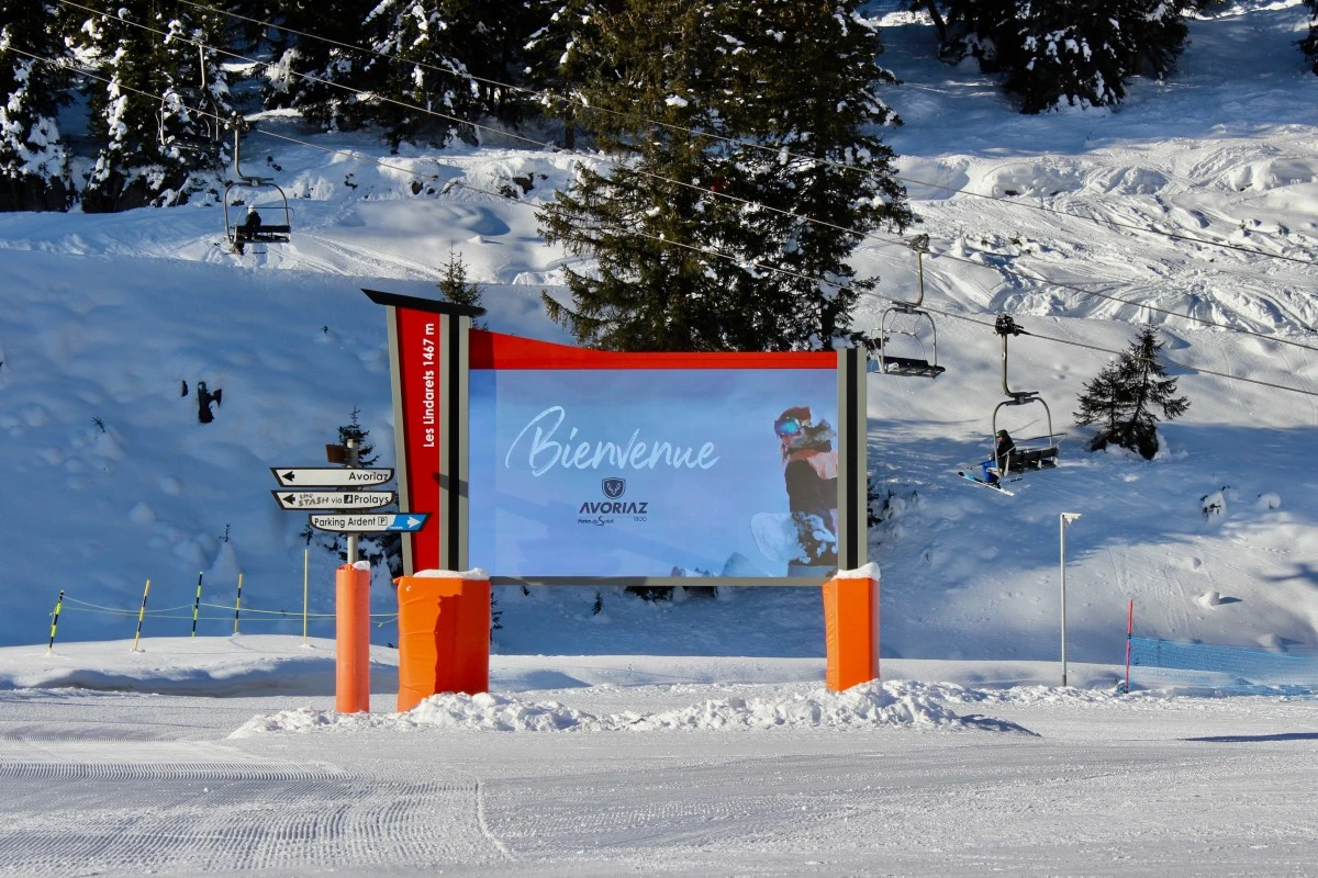 Panneau d'affichage dynamique DigiSnow sur les pistes de la station d'Avoriaz