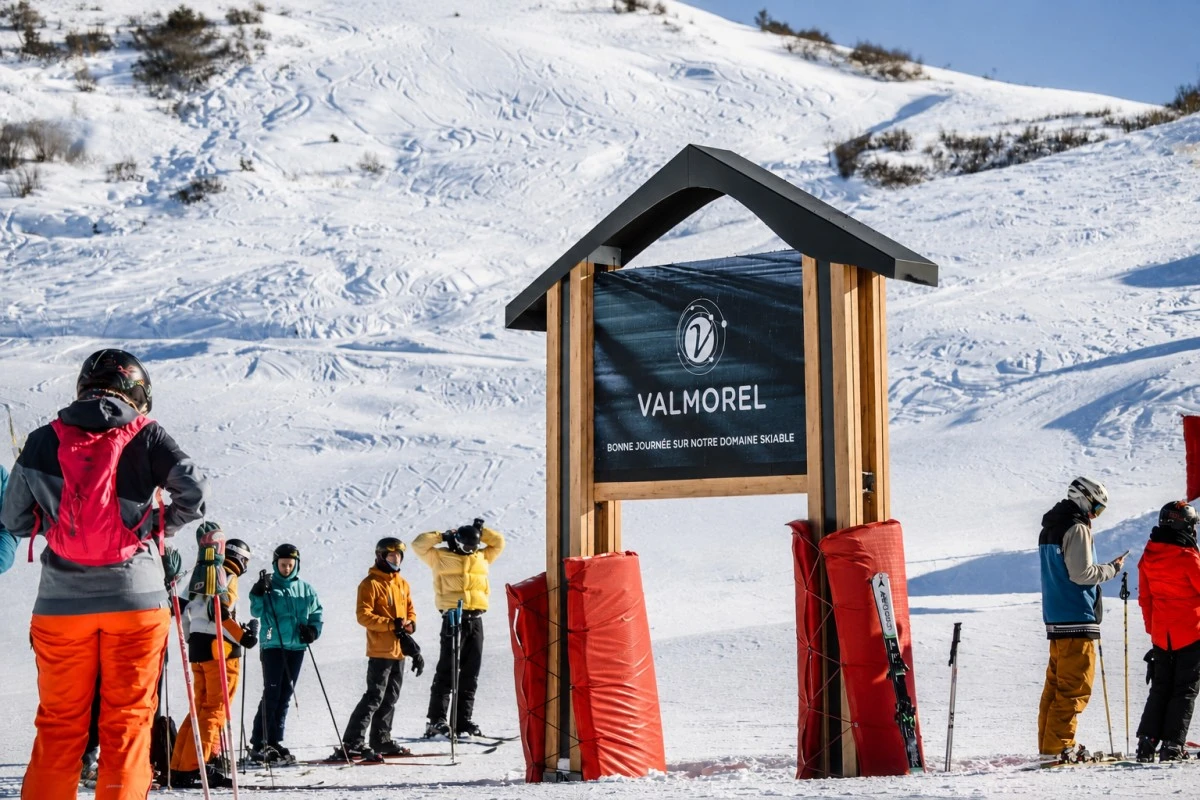 Portique d'information DigiSnow en bois au départ des pistes de Valmorel